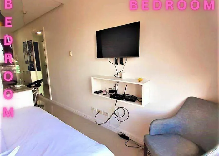 Bay Balcony Haven: Affordable Staycation With Pool & Sauna Hotel 5*